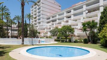 Una piscina al aire libre, tumbonas