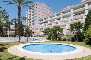 Outdoor pool, pool loungers - Golden Mile Apartment 150 m. to the beach (Marbella)
