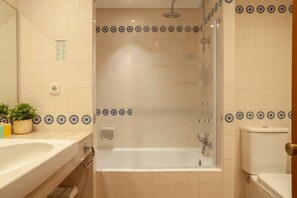 Combined shower/bathtub, hair dryer, towels, soap - Golden Mile Apartment 150 m. to the beach (Marbella)