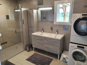 Ensemble baignoire-douche, séchoir à cheveux, serviettes fournies, savon