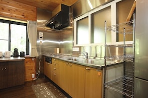 冷蔵庫、電子レンジ、コンロ、調理器具と食器