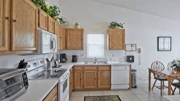 House, 3 Bedrooms | Private kitchen | Stovetop, coffee/tea maker, electric kettle, toaster