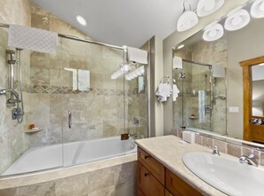 Casa geminada, 2 quartos | Banheiro | Toalhas de banho, shampoo