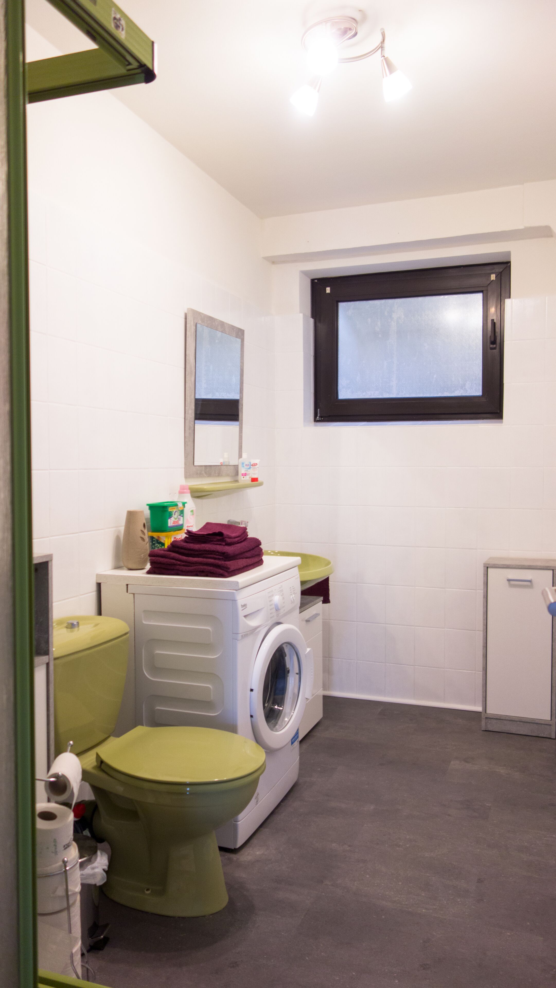 Dusche, Haartrockner, Handtücher, Toilettenpapier