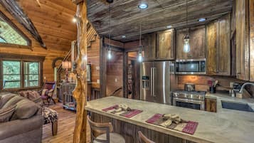 House, 3 Bedrooms | Private kitchen | Oven