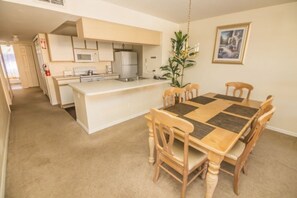 Kondominium, 3 kamar tidur | Tempat makan