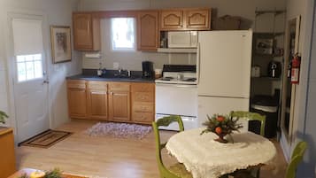 Micro-ondes, cafetiĂšre/bouilloire