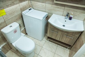 Shower, hair dryer, towels - Cozy and Comfy Central Athens Apt. (Athens)