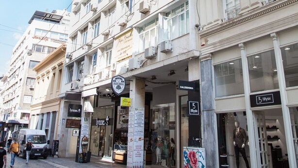 A multi-story building with a ground-floor shop and a visible store named '5 lyfex'. - Cozy and Comfy Central Athens Apt. (Athens)
