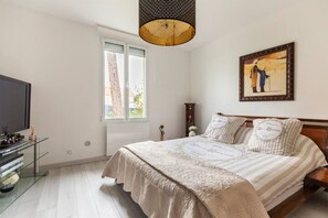 1 bedroom, soundproofing, iron/ironing board, free WiFi - Detached house in very large garden near CDG airport and Paris Villepinte exhibition center (Sevran)