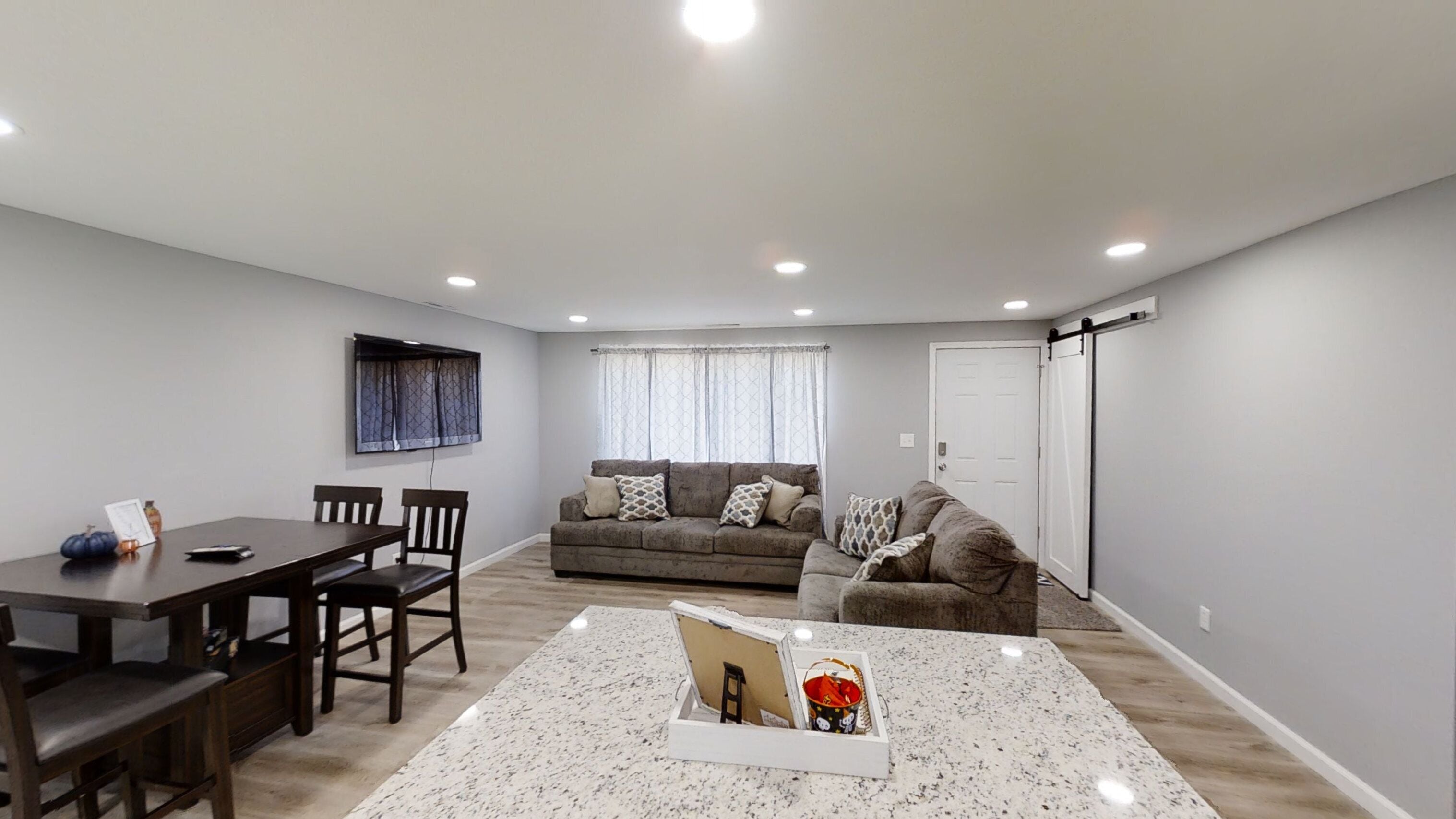 Renovated 3bed 1bath home that comfortably sleeps up to 8 guests!