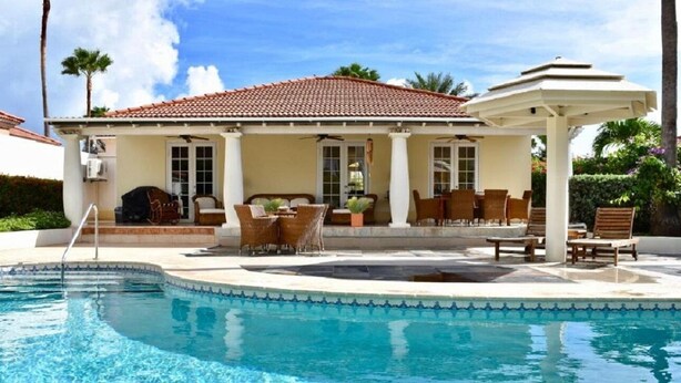 A poolside area with a covered seating area, a barbecue, and a pergola. - Slice of Heaven at Tierra Del Sol - Sleeps 6 - Private Pool - On Golf Course (Noord)