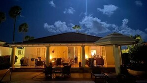 A hotel with an open patio area, a covered seating area, and a view of the sky with clouds and a moon. - Slice of Heaven at Tierra Del Sol - Sleeps 6 - Private Pool - On Golf Course (Noord)