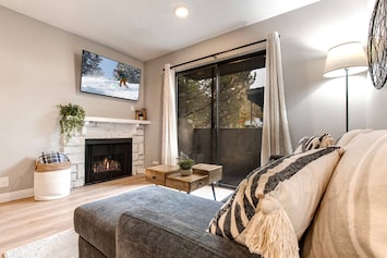 Powderwood 7B: Cozy space with a sofa bed, fireplace, and a charming patio.