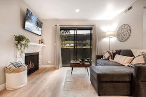 Smart TV, fireplace