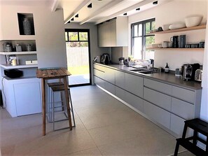 Een koelkast, een microgolfoven, een oven, een kookplaat