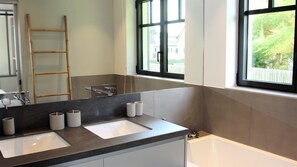 Bañera, secador de pelo, toallas y jabón