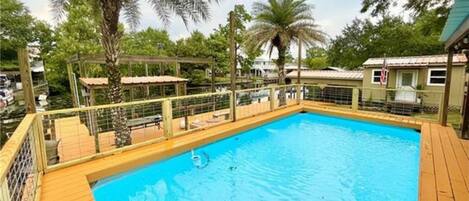 Una piscina al aire libre