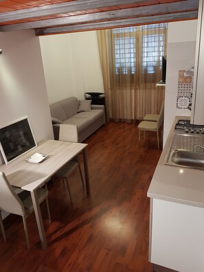 Smart TV, libros, impresora