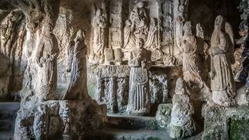 Eine Höhle mit alten Steinhauptwerken und Statuen.