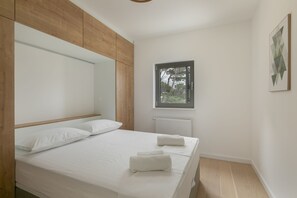 2 bedrooms, travel crib, free WiFi, bed sheets