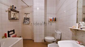 Ensemble douche/baignoire, bidet, serviettes fournies, papier toilette