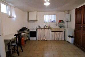 Refrigerador, horno, cafetera y tetera y utensilios de cocina 