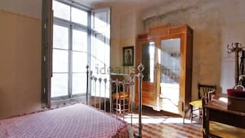 4 slaapkamers, een bureau, een strijkplank/strijkijzer, gratis wifi