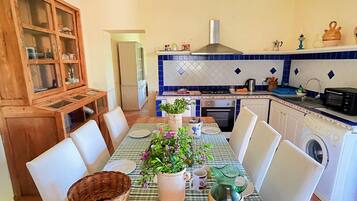 Refrigerador, horno, parrilla de estufa y cafetera y tetera