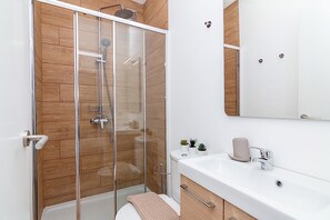 Dusche, Haartrockner, Handtücher