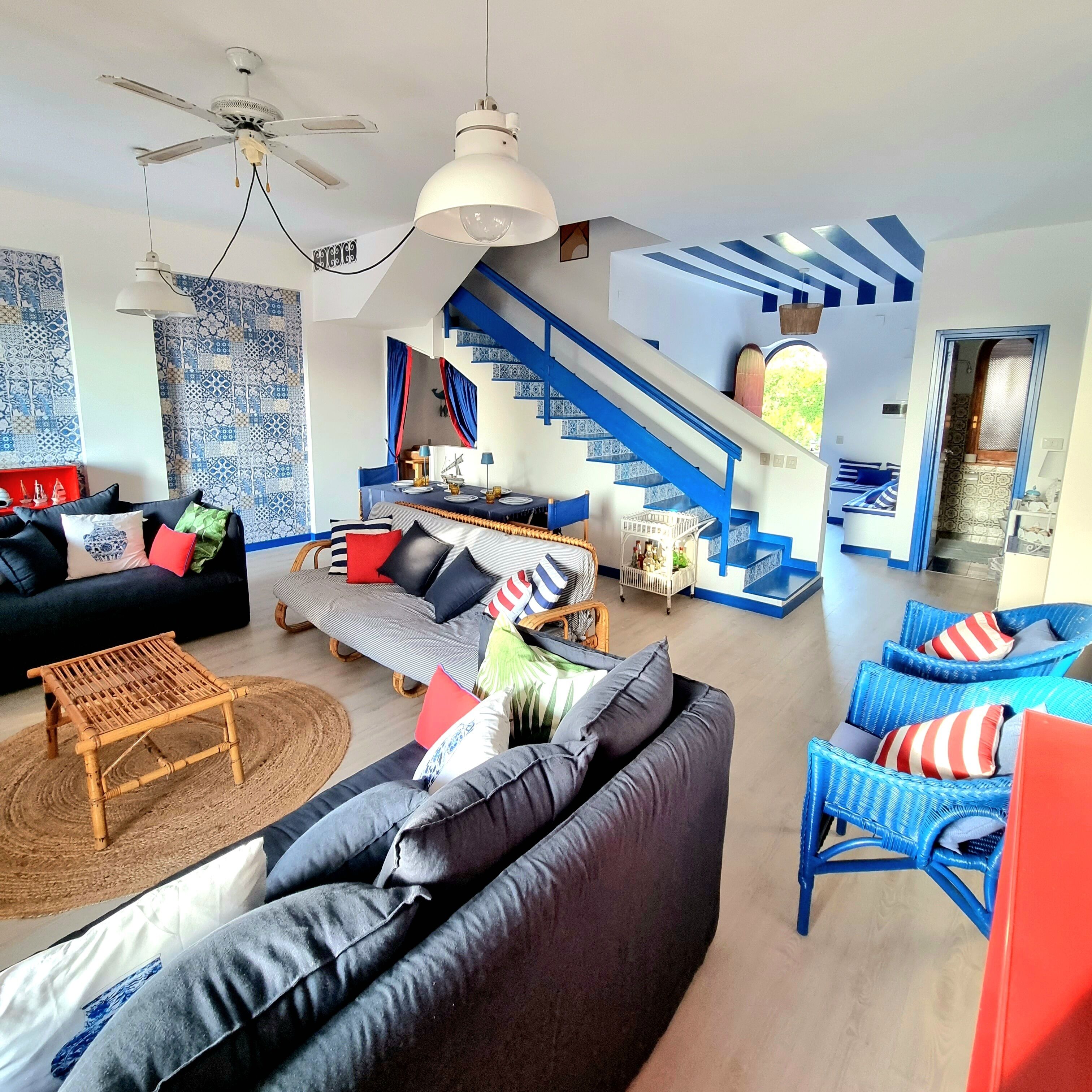 Älytelevisio, kirjoja, työhuone