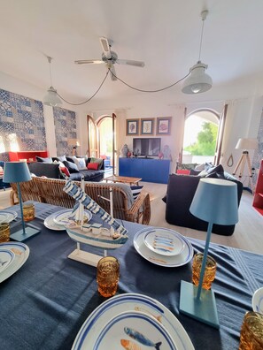 智能电视、书、办公室