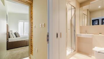 Luxury Apartment, 1 Queen Bed | Bathroom | Free toiletries, hair dryer, towels, toilet paper