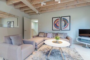 Elite Penthouse | Living area | 36-inch Smart TV with digital channels, TV, heated floors - Holborn by Excel Apartments (London)