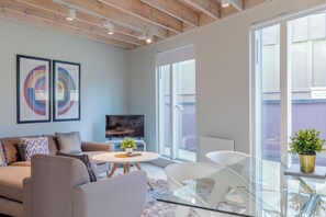 Elite Penthouse | Living area | 36-inch Smart TV with digital channels, TV, heated floors - Holborn by Excel Apartments (London)