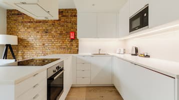 Executive-Apartment | Eigene Küche | Kühlschrank, Mikrowelle, Ofen, Herdplatte