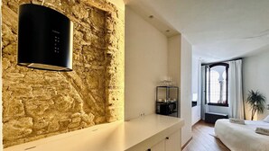 Eine moderne Küche mit Steinwand, integriertem Herd und minimalistischem Design.
