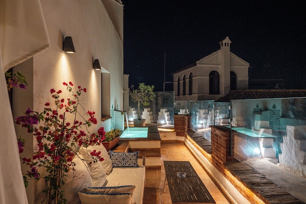 Penthouse with private terrace and views | Egyptian cotton sheets, premium bedding, down comforters