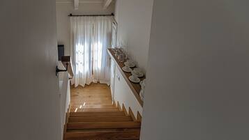Una escalera de madera que conduce a una habitación con comedor.