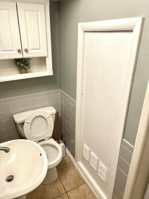 Ein Badezimmer mit Toilette, Waschbecken und Dusche.
