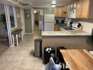 Een koelkast, een magnetron, een oven, een kookplaat