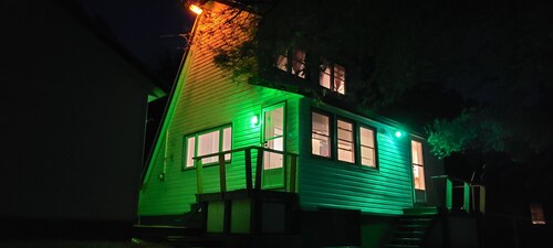  Charming  Cozy  Waterfront Cottage 