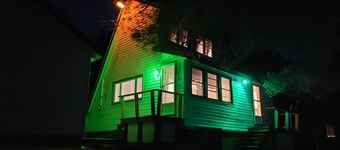  Charming  Cozy  Waterfront Cottage 