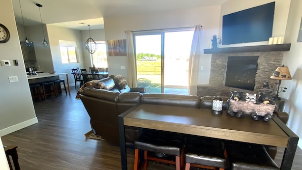A modern kitchen with a dining area, a fireplace, and a large TV. - *** Double MASTER Cabin *** Walk to Lake and Golf Course (Williams)