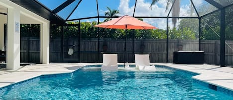 Utomhuspool och uppvärmd pool