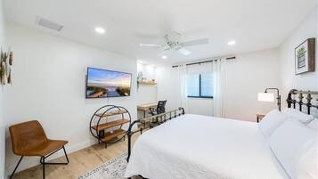 3 bedrooms, desk, iron/ironing board, free WiFi