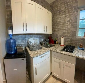 Kühlschrank, Mikrowelle, Herdplatte, Wasserkocher mit Kaffee-/Teezubehör