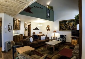 Smart TV, fireplace, DVD player, table football - Epic Mountain Views! 2 Miles North of Purgatory! Heated Pool ! (Durango)