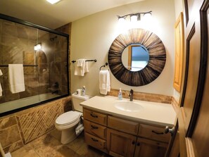Combined shower/tub, towels