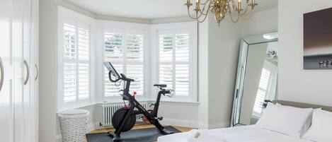 2 slaapkamers, een bureau, een strijkplank/strijkijzer, gratis wifi